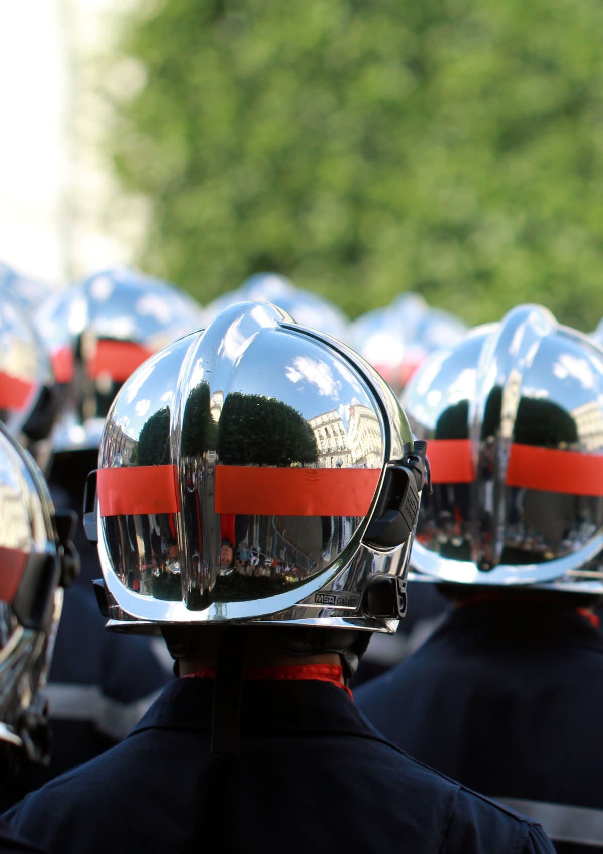 Rangée de casques de sapeurs-pompiers